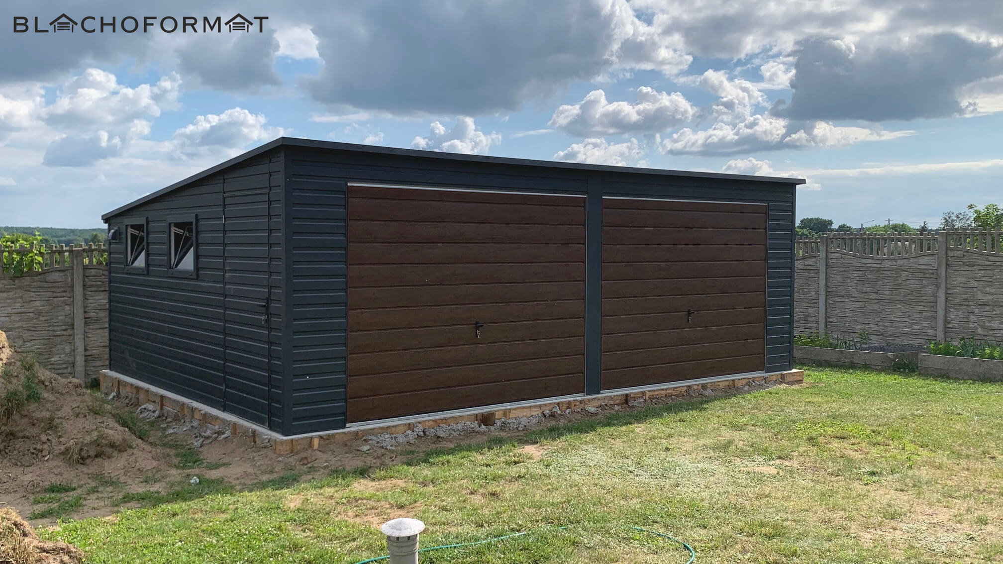 Nowoczesny garaż blaszany akrylowy RAL 7016 Staszów – realizacja Blachoformat