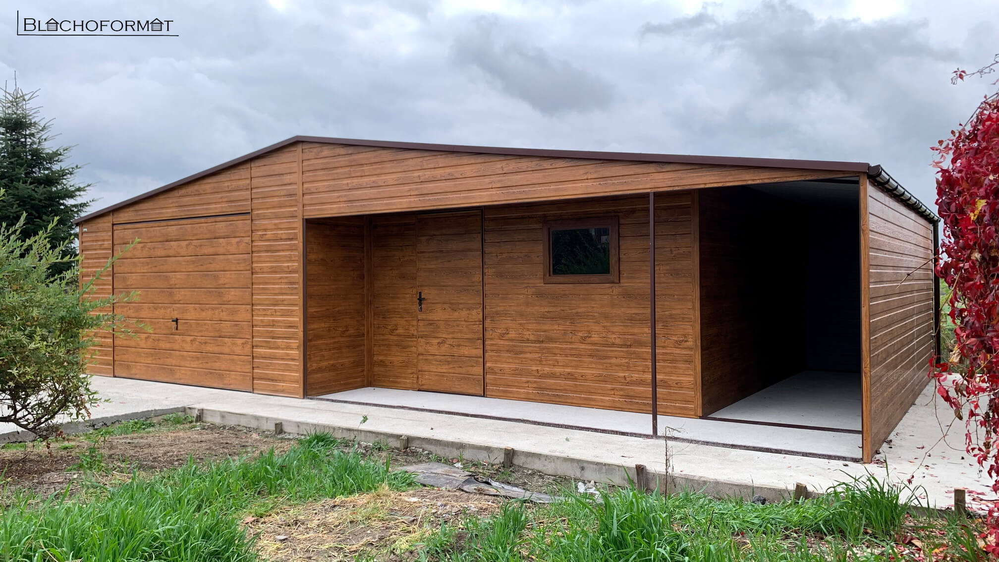 Zrealizowany garaż blaszany drewnopodobny z wiatą i zadaszoną wnęką w Staszowie świętokrzyskie Blachoformat